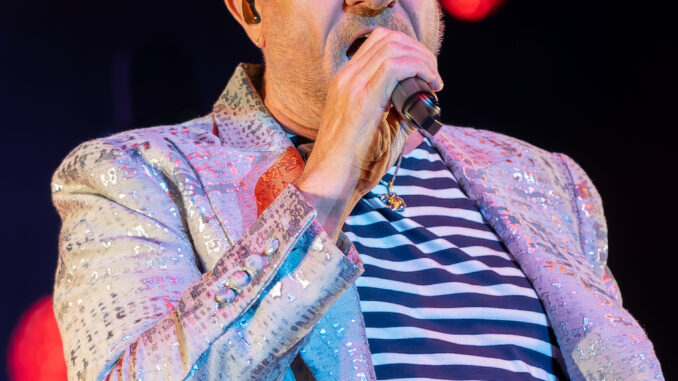 Simon_Le_Bon_-_DuranO2_1_010523_(47_of_74)_(52873186625)_(cropped)-2