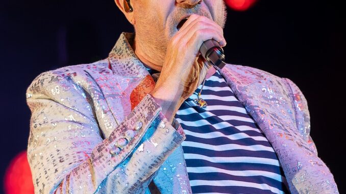 Simon_Le_Bon_-_DuranO2_1_010523_(47_of_74)_(52873186625)_(cropped)