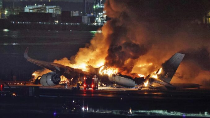 72082108007-japan-plane-fire-04