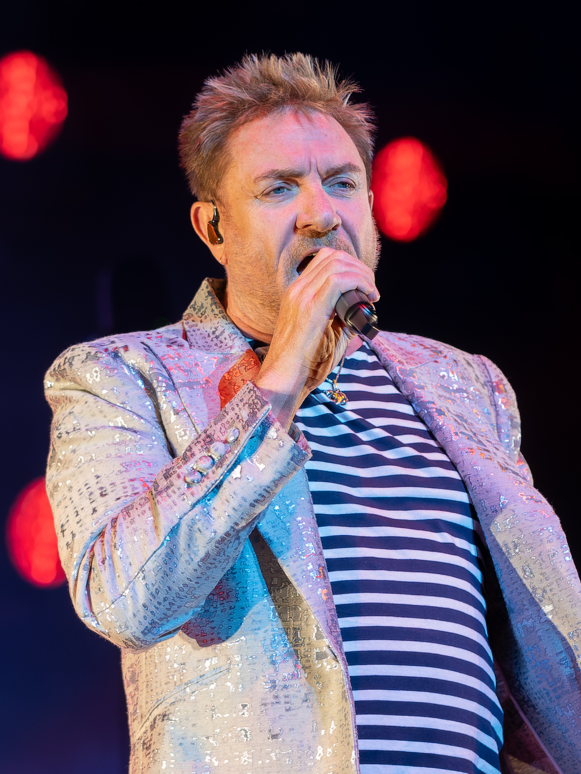 Simon_Le_Bon_-_DuranO2_1_010523_(47_of_74)_(52873186625)_(cropped)-1